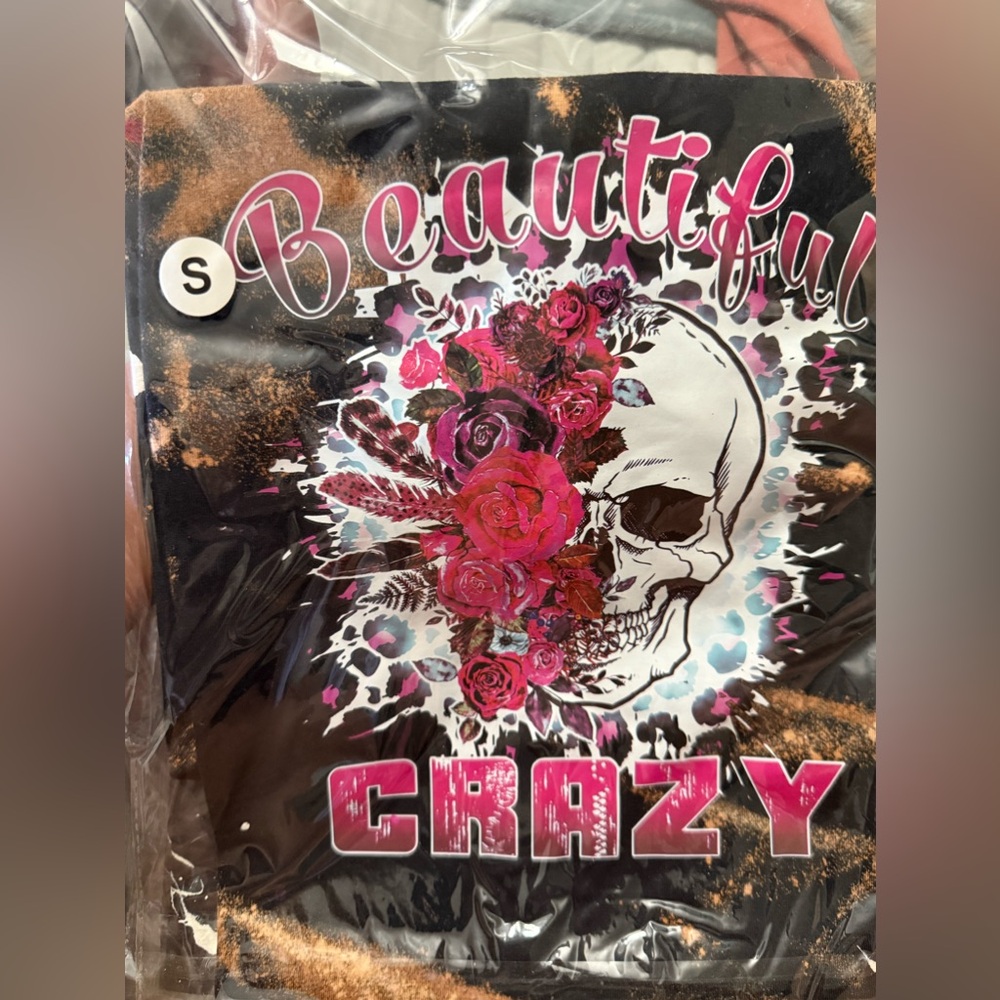 Beautiful, crazy pink skull tshirt‎
